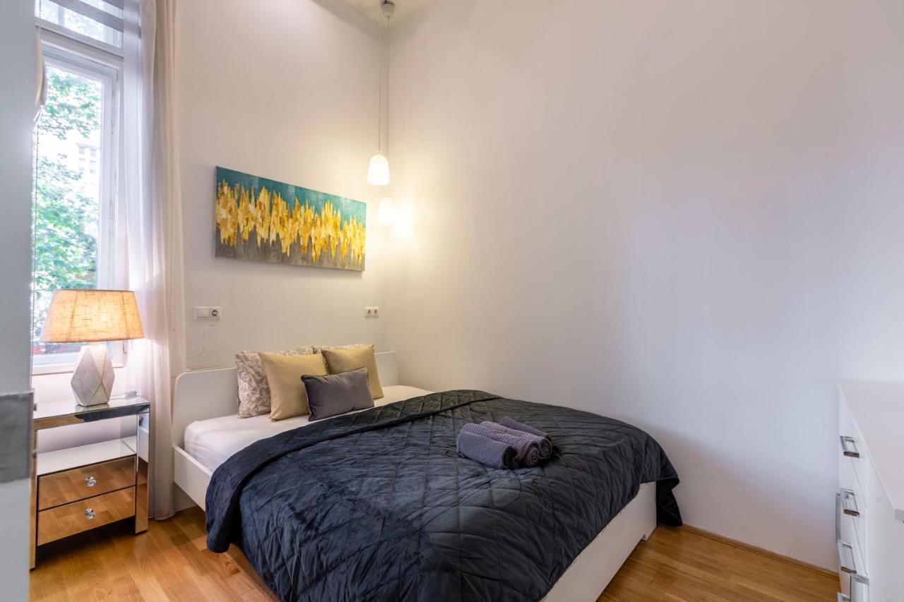 Luxurious & Spacious Downtown Residence In Liszt Ferenc Square Budapest Esterno foto